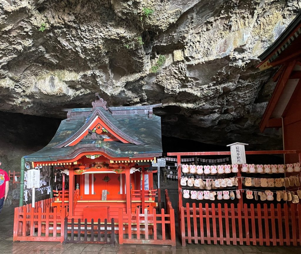 洞窟内の皇子神社