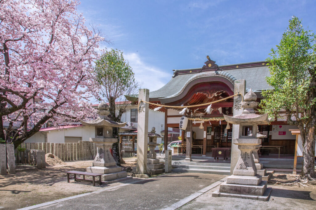 伊勢神社と桜の樹