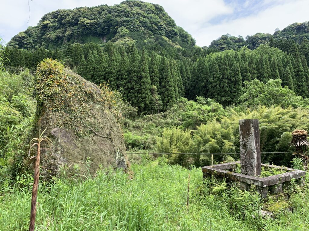 神武天皇お腰掛け岩　隣に記念碑もある