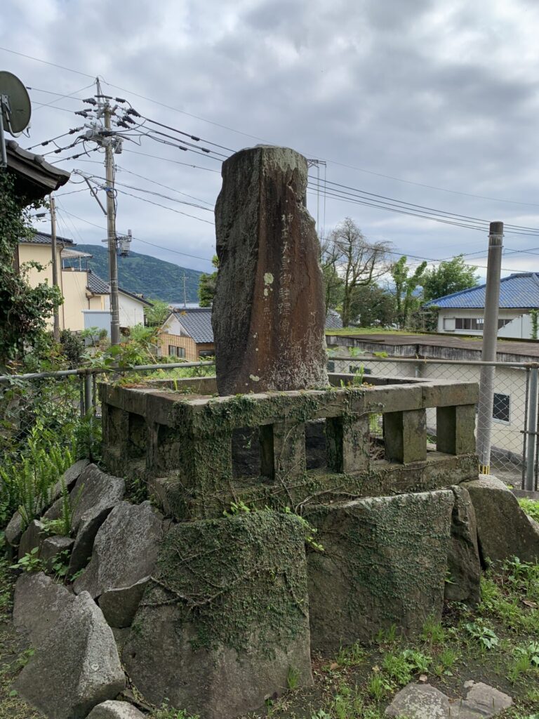 「御駐蹕(ちゅうひつ)伝説地宮浦」と記した石碑