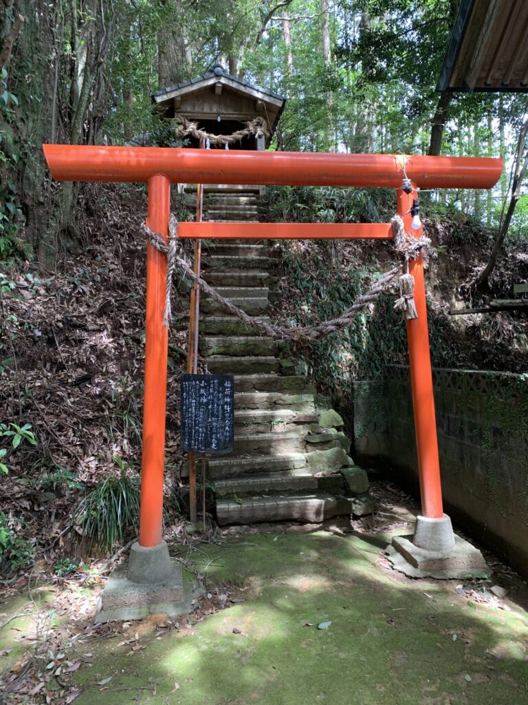 本殿裏の稲荷の祠