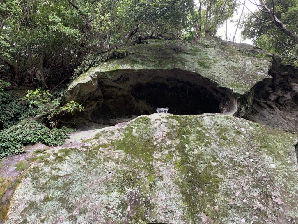 御鉾の窟跡