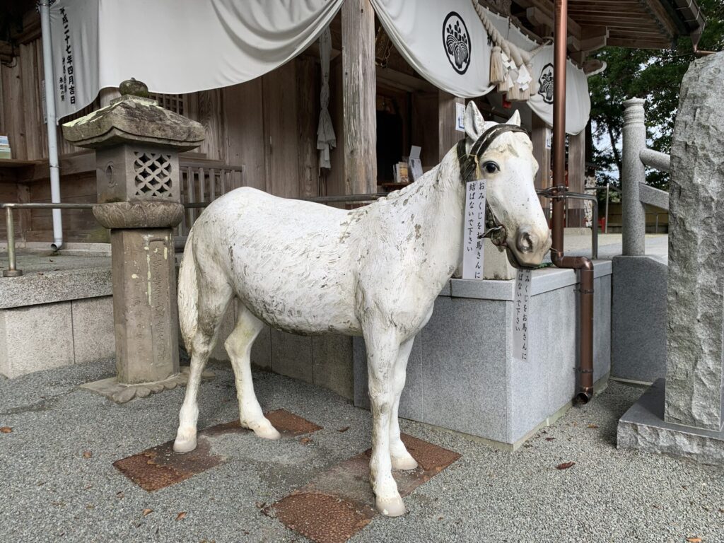 拝殿すぐ側にあった馬の像　龍石を模した物だろう