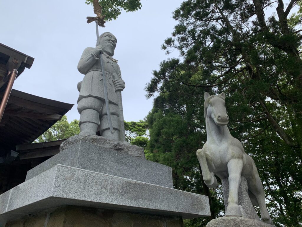 神武天皇と愛馬・龍石の像