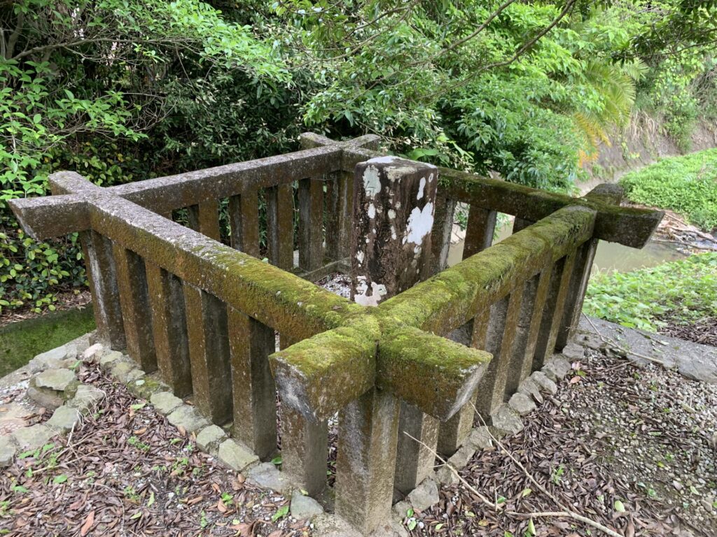 駒形石・草履石の跡